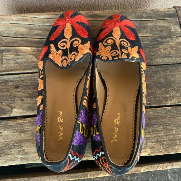 Velvet Road Embroidered Floral Slip-On Flat - Picture 5 of 8